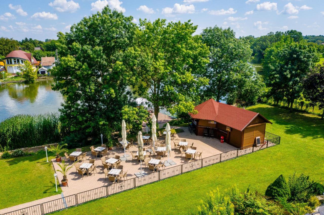 Aranyszarvas Panzio, Etterem Es Grillterasz Appartement Buitenkant foto