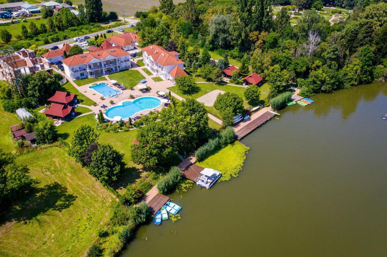 Aranyszarvas Panzio, Etterem Es Grillterasz Appartement Buitenkant foto