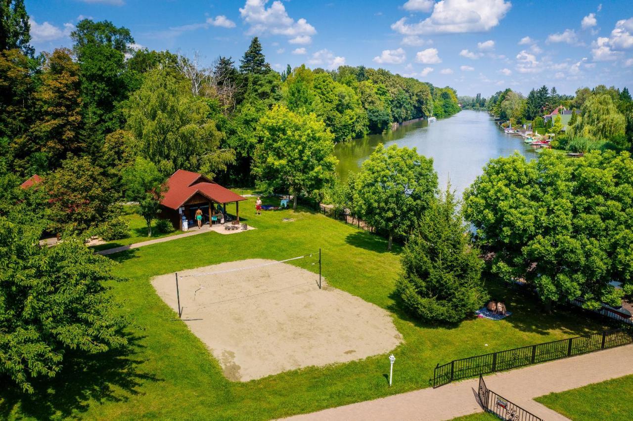 Aranyszarvas Panzio, Etterem Es Grillterasz Appartement Buitenkant foto