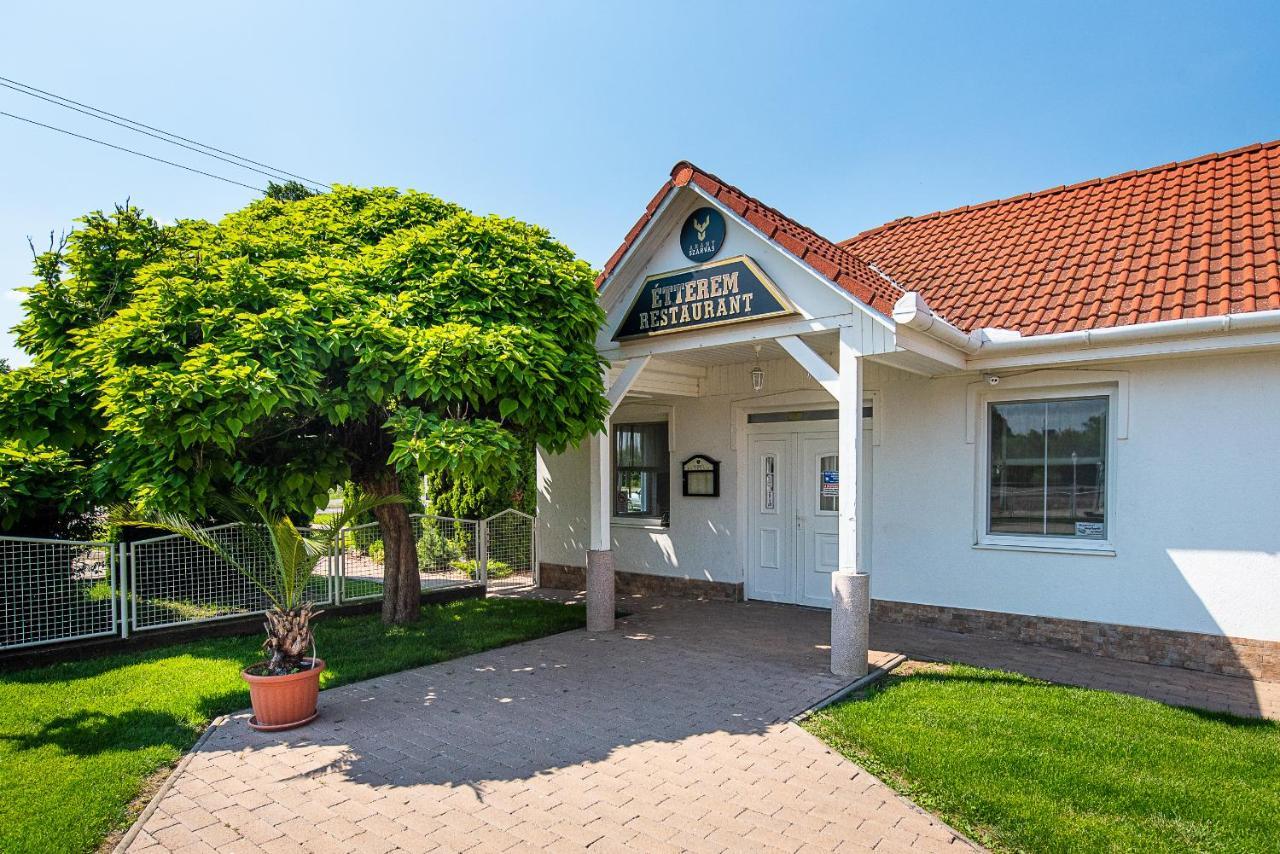 Aranyszarvas Panzio, Etterem Es Grillterasz Appartement Buitenkant foto