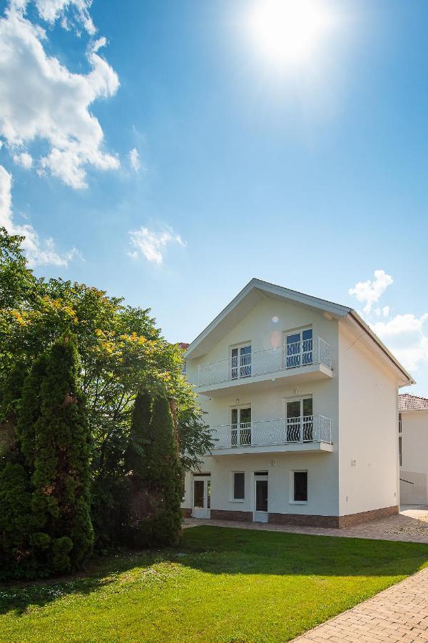 Aranyszarvas Panzio, Etterem Es Grillterasz Appartement Buitenkant foto