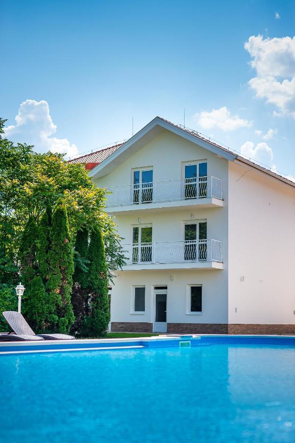 Aranyszarvas Panzio, Etterem Es Grillterasz Appartement Buitenkant foto