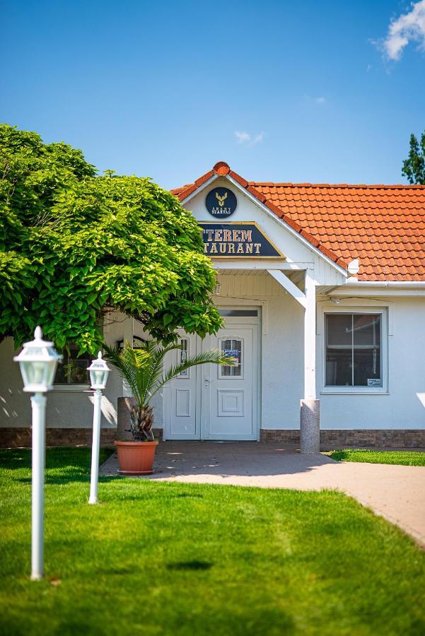 Aranyszarvas Panzio, Etterem Es Grillterasz Appartement Buitenkant foto