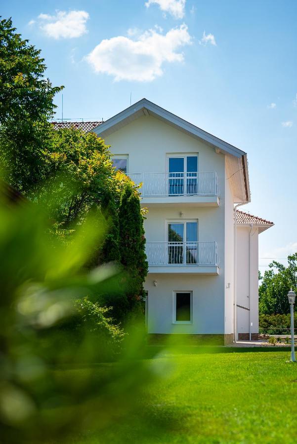 Aranyszarvas Panzio, Etterem Es Grillterasz Appartement Buitenkant foto