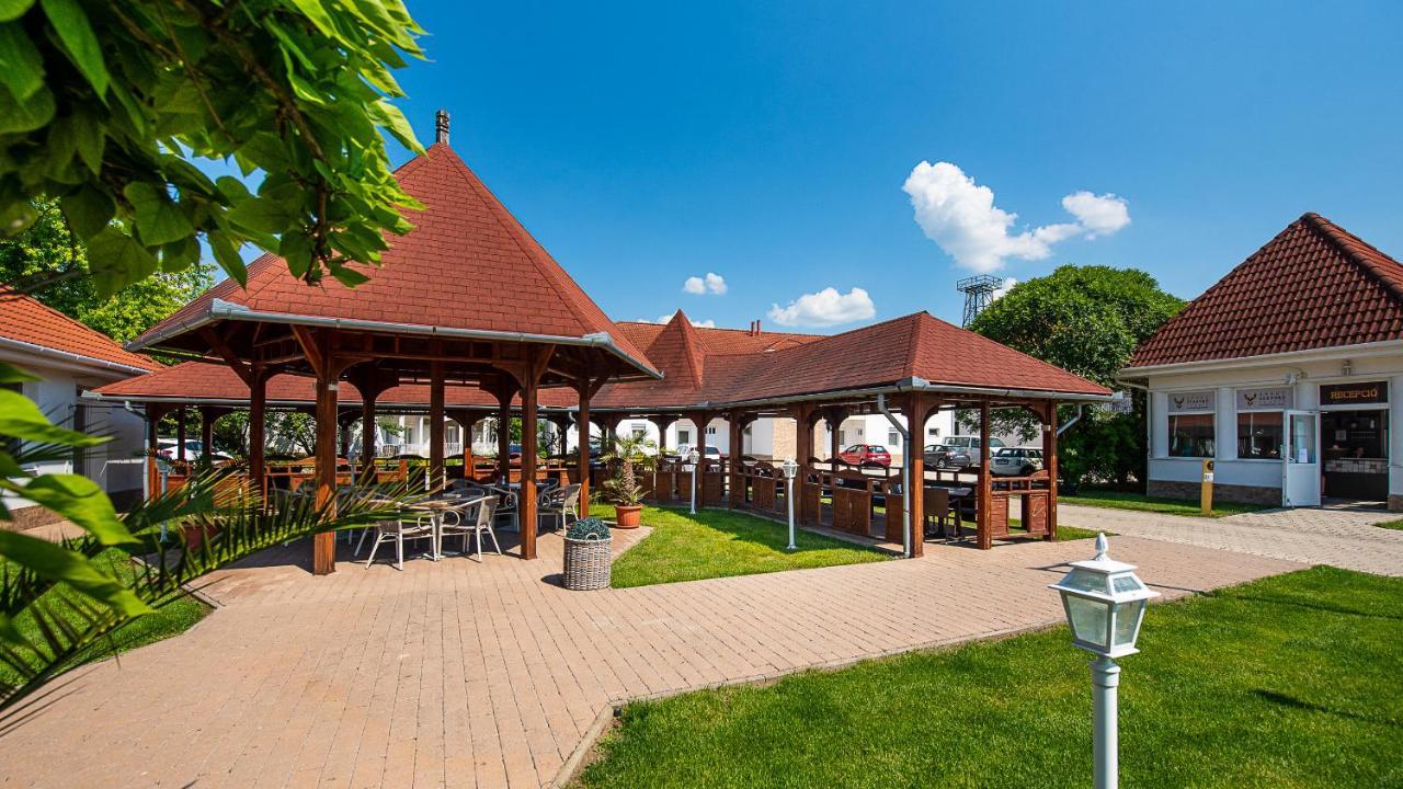Aranyszarvas Panzio, Etterem Es Grillterasz Appartement Buitenkant foto