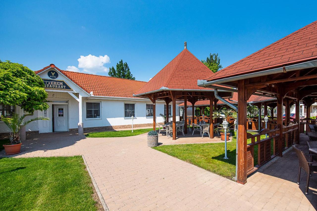 Aranyszarvas Panzio, Etterem Es Grillterasz Appartement Buitenkant foto
