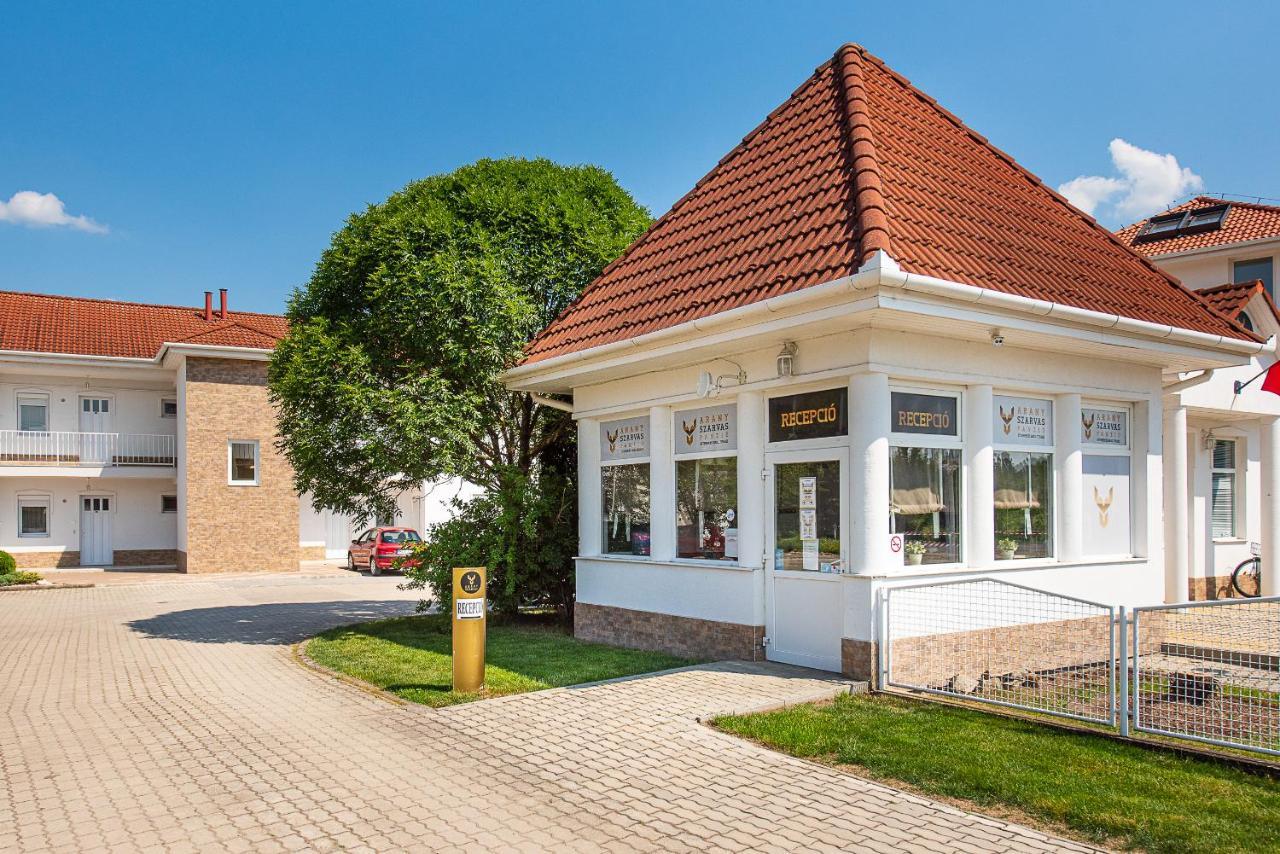 Aranyszarvas Panzio, Etterem Es Grillterasz Appartement Buitenkant foto
