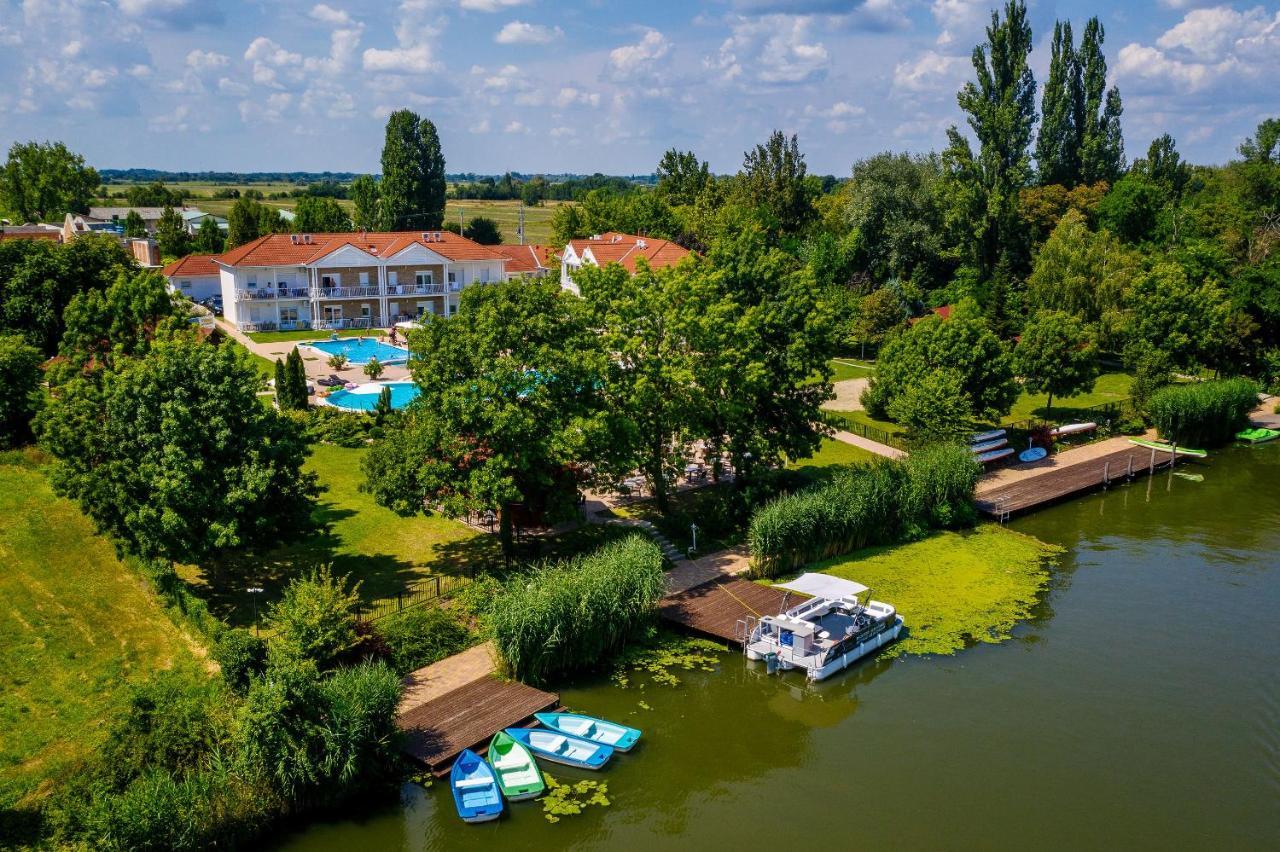 Aranyszarvas Panzio, Etterem Es Grillterasz Appartement Buitenkant foto