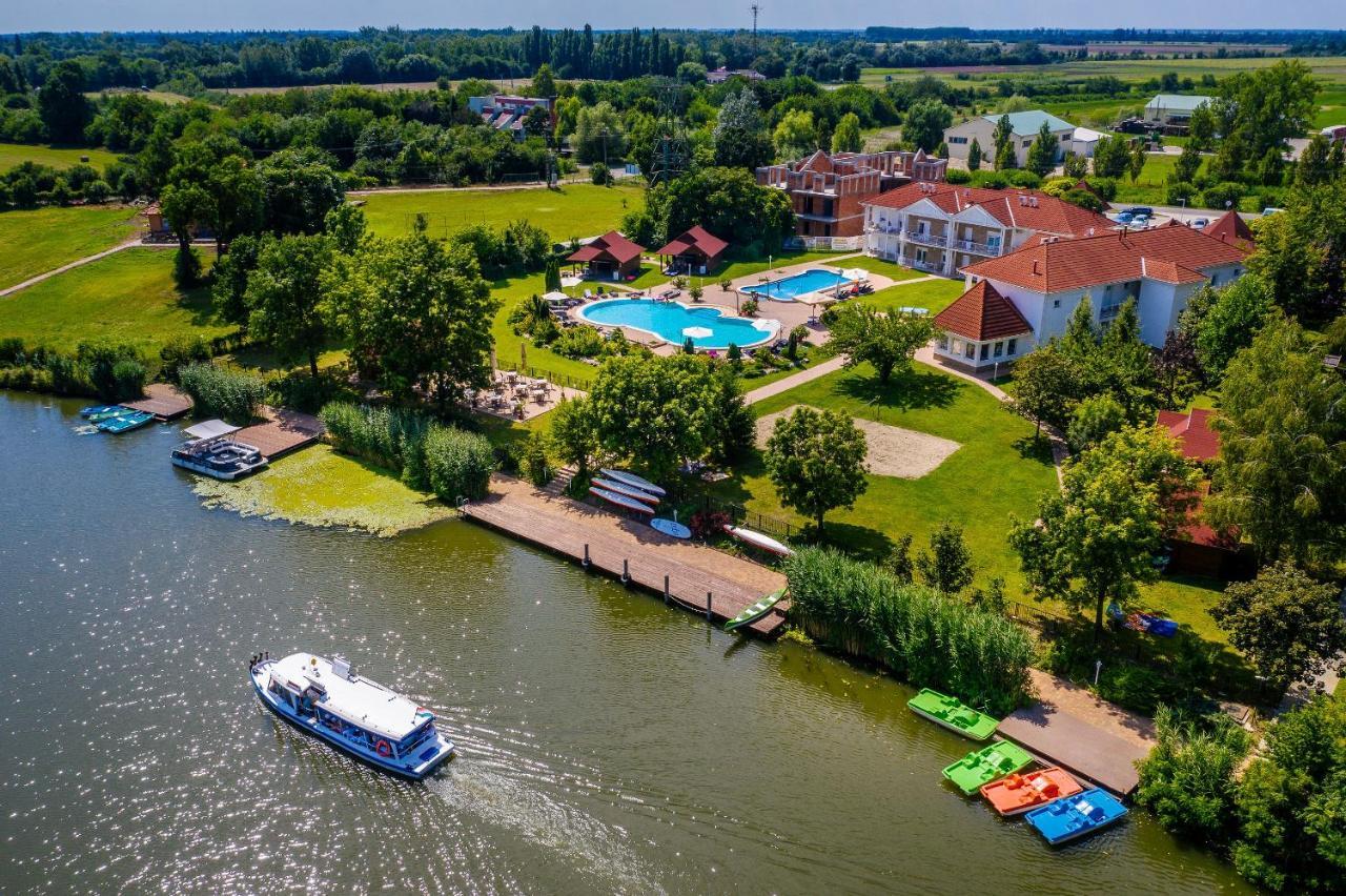 Aranyszarvas Panzio, Etterem Es Grillterasz Appartement Buitenkant foto