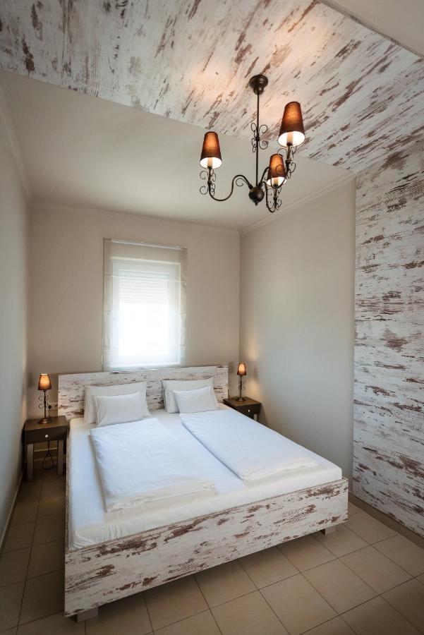 Aranyszarvas Panzio, Etterem Es Grillterasz Appartement Buitenkant foto