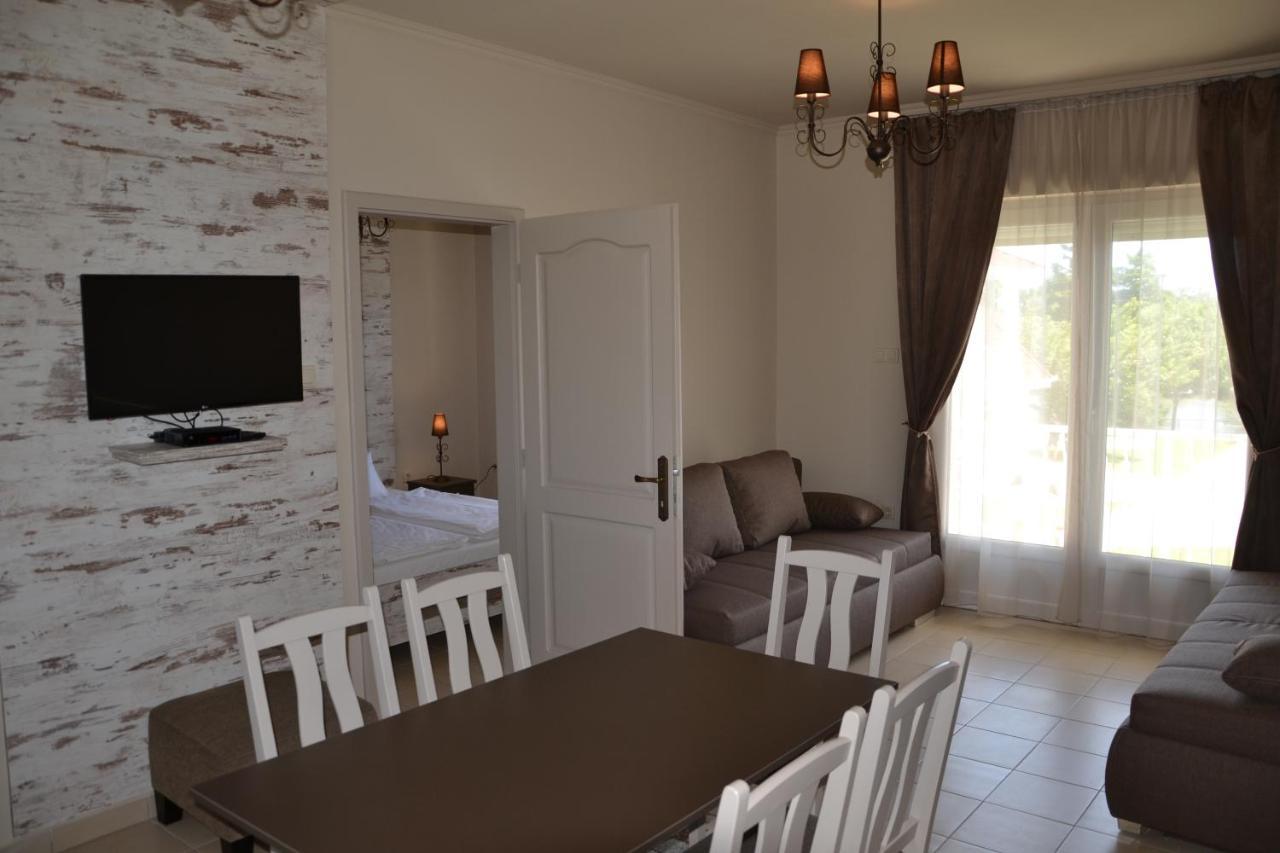 Aranyszarvas Panzio, Etterem Es Grillterasz Appartement Buitenkant foto