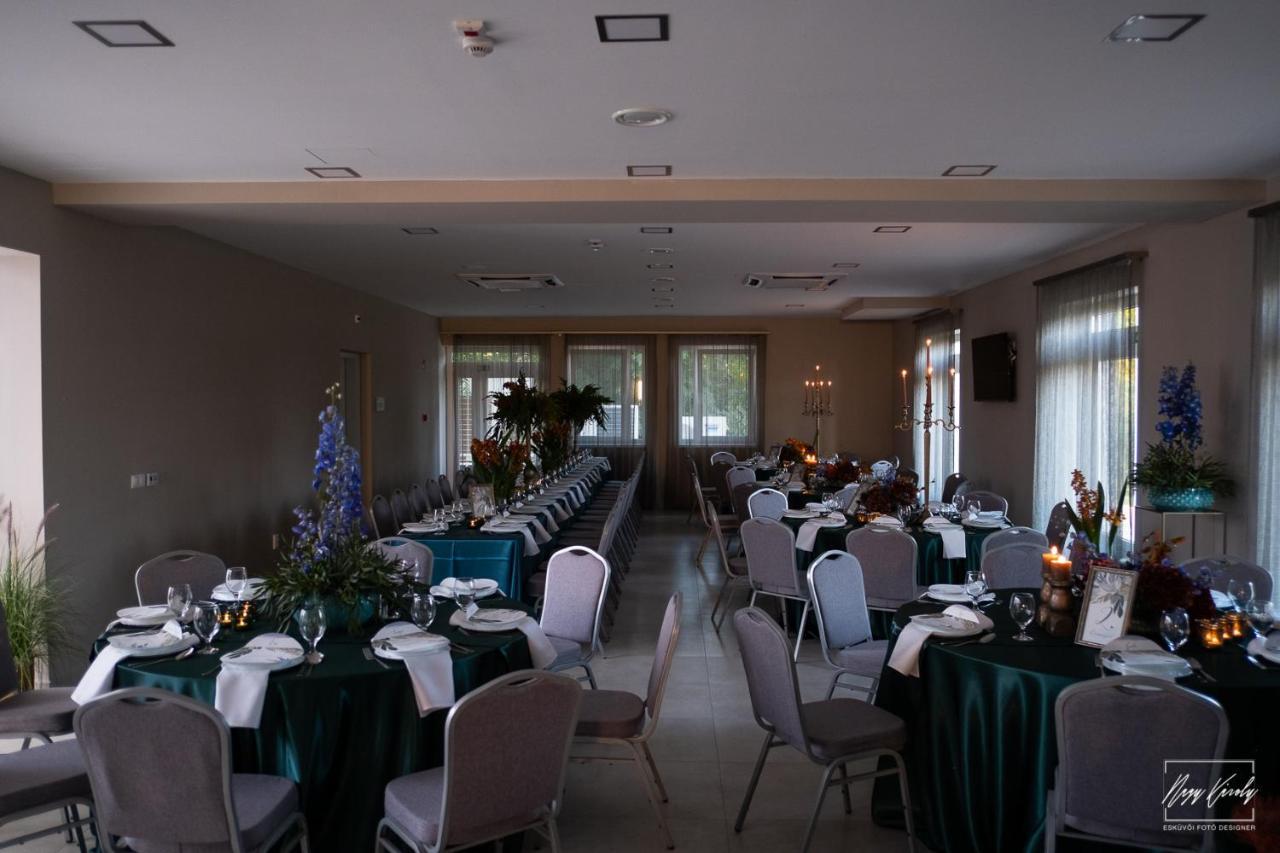 Aranyszarvas Panzio, Etterem Es Grillterasz Appartement Buitenkant foto