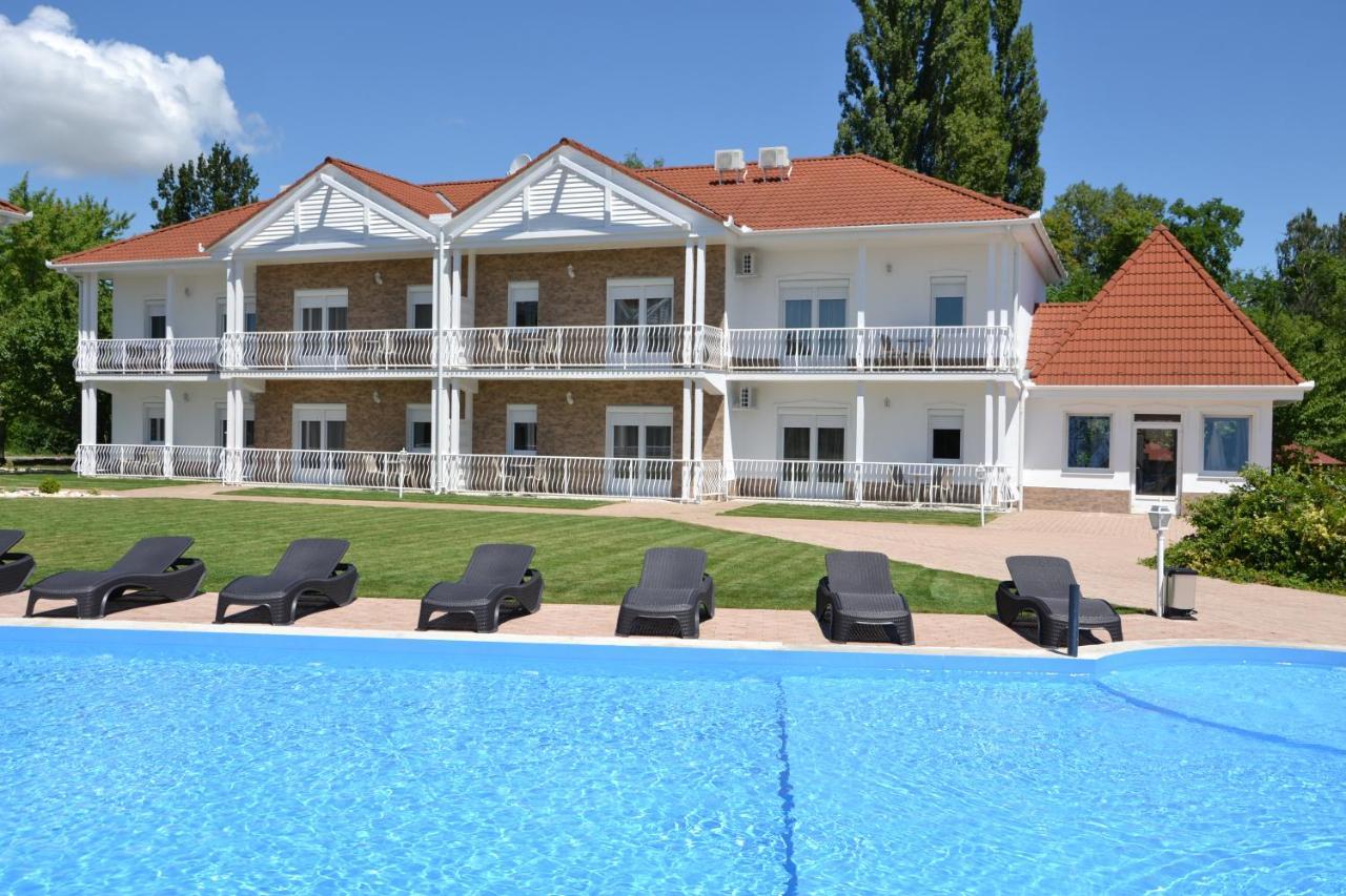 Aranyszarvas Panzio, Etterem Es Grillterasz Appartement Buitenkant foto