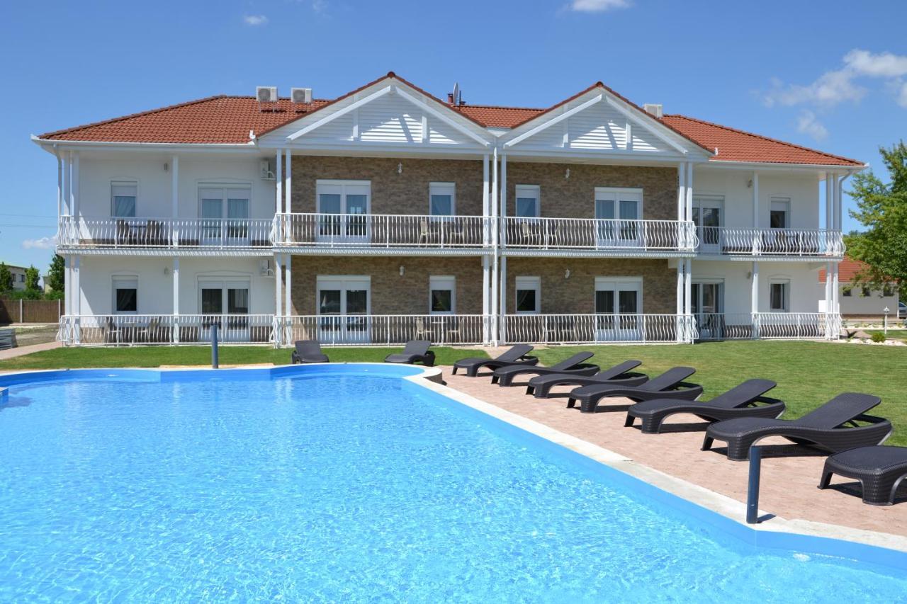 Aranyszarvas Panzio, Etterem Es Grillterasz Appartement Buitenkant foto