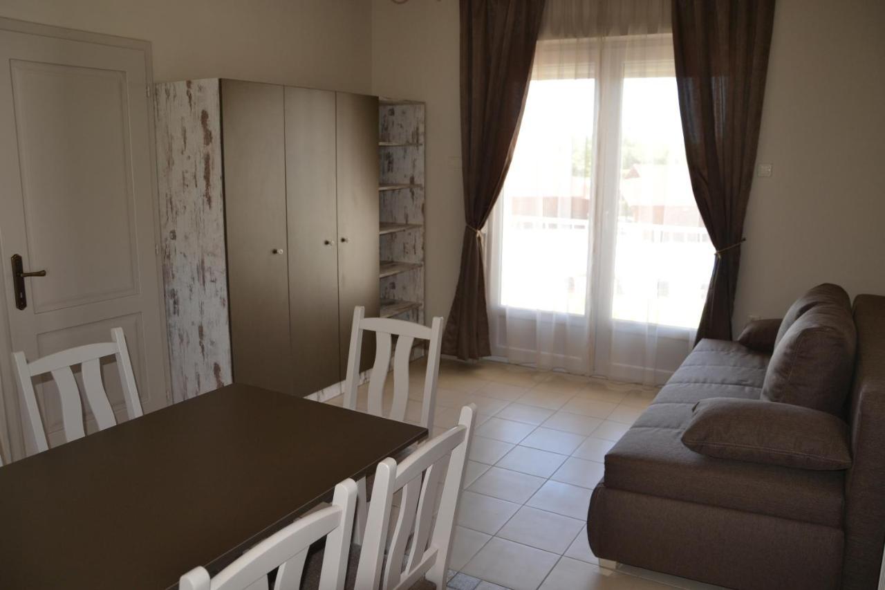 Aranyszarvas Panzio, Etterem Es Grillterasz Appartement Buitenkant foto