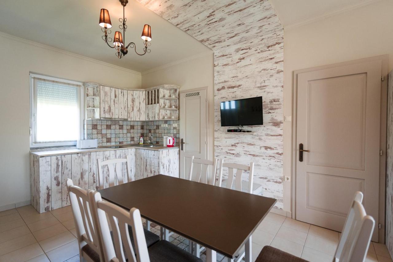 Aranyszarvas Panzio, Etterem Es Grillterasz Appartement Buitenkant foto
