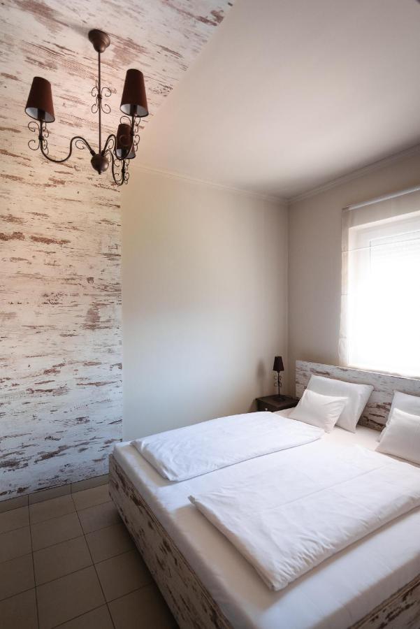 Aranyszarvas Panzio, Etterem Es Grillterasz Appartement Buitenkant foto
