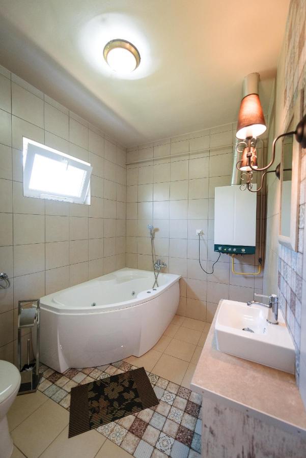 Aranyszarvas Panzio, Etterem Es Grillterasz Appartement Buitenkant foto